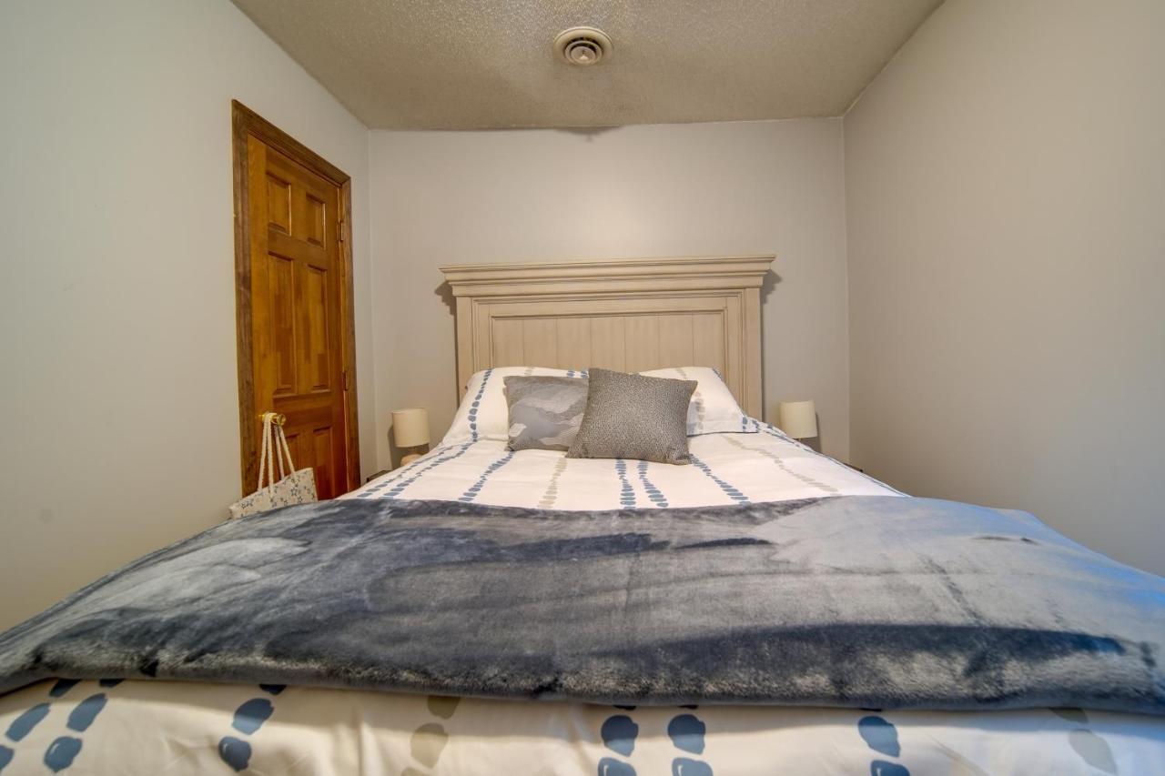 Cozy Vacation With Patio And Seasonal Pool Holiday home Erie